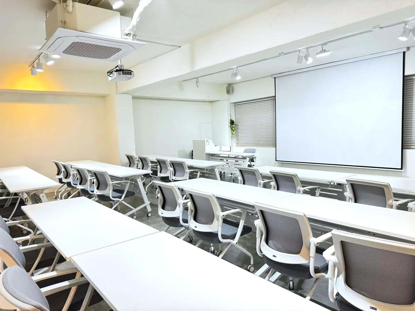 라운지 리셉션 세팅 — 테이블에 다과와 음료가 세팅된 환담 공간