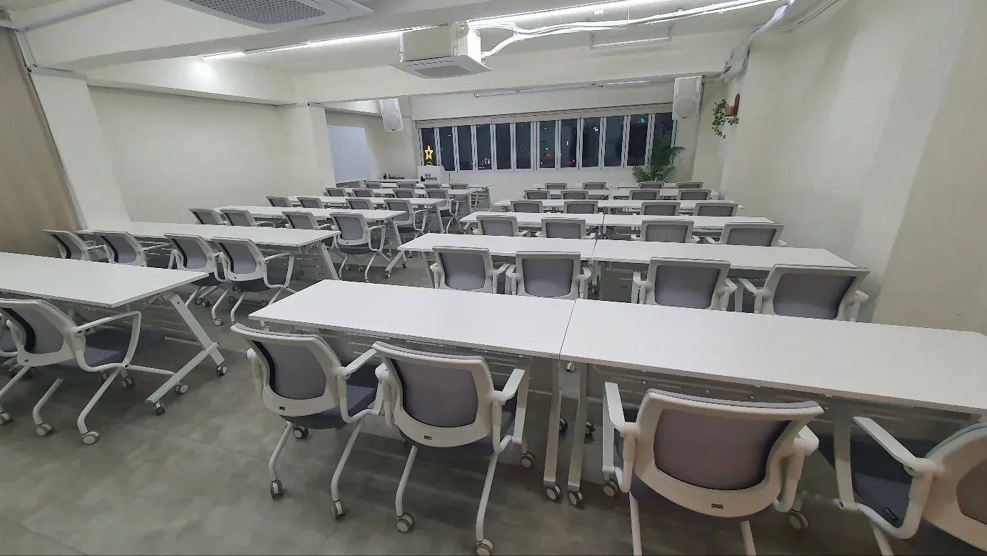 다과와 음료가 정갈하게 준비된 세미나 케이터링 테이블