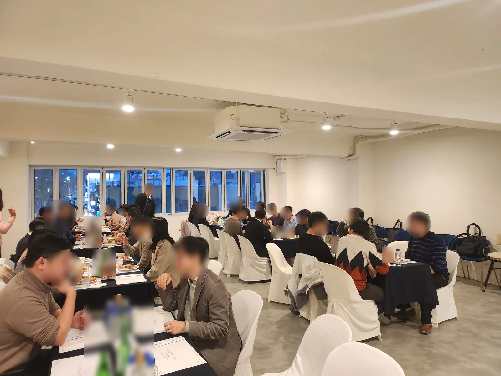라운지 내부 전경