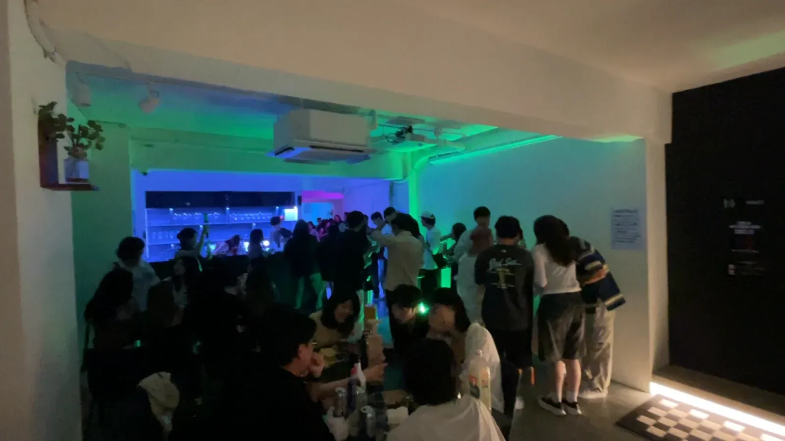 조별 세팅 — 사각 테이블 그룹 배치, 팀별 자료와 음료가 놓인 장면