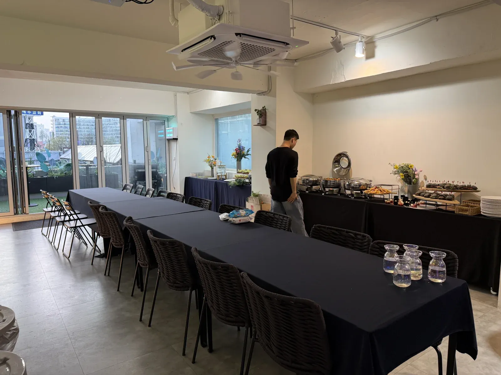 야간 조명 아래 세팅된 행사 공간 전경