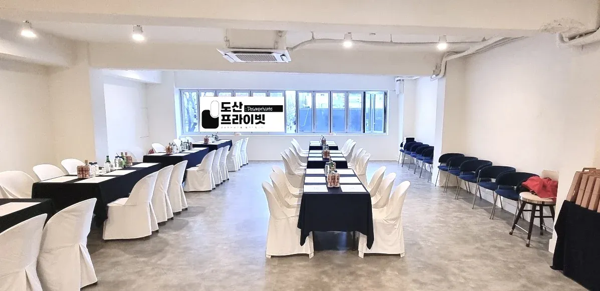 케이터링 원스톱 세팅이 완료된 기업 행사 홀 전경