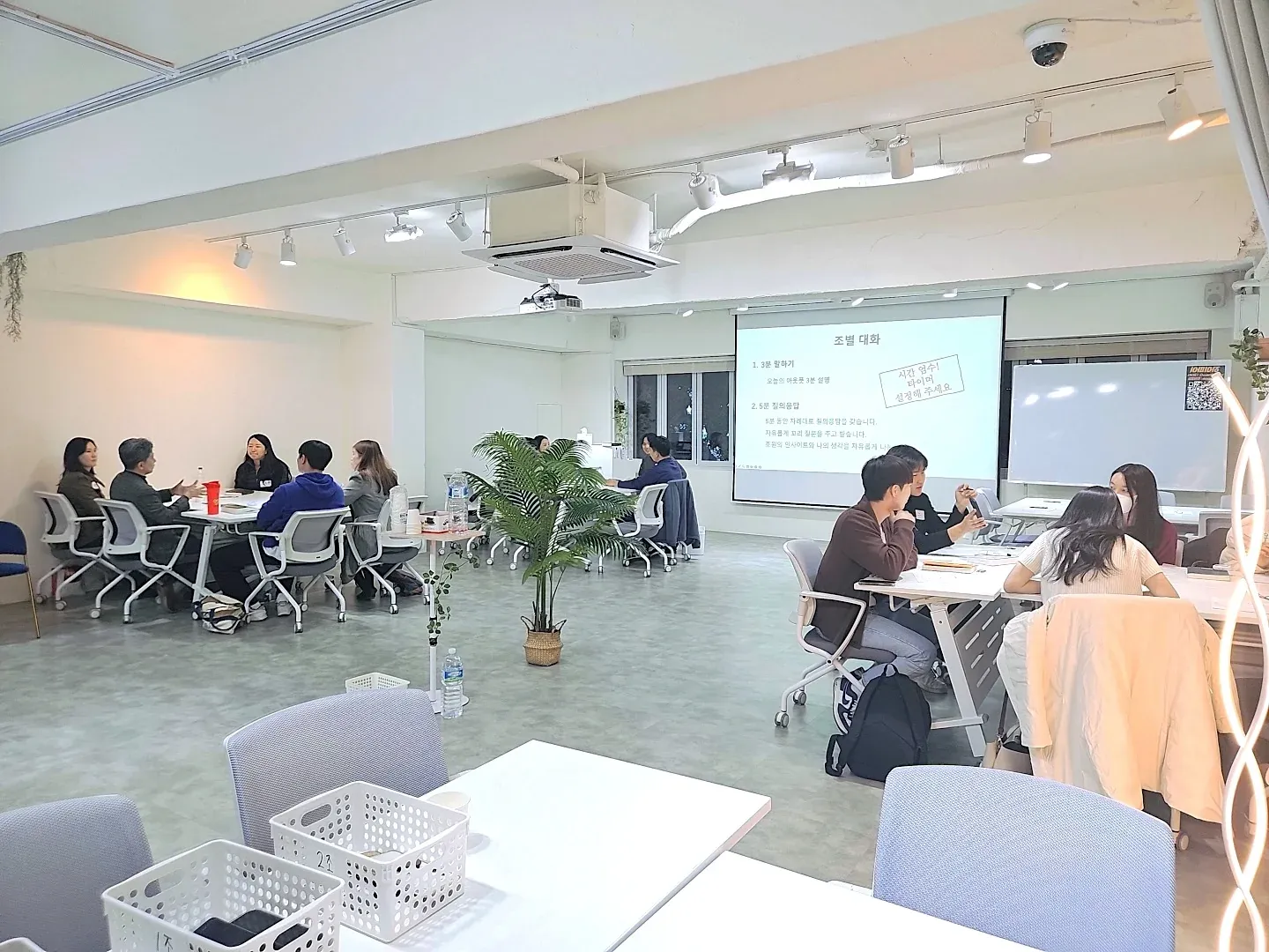 라운지 공간과 자체 스크린