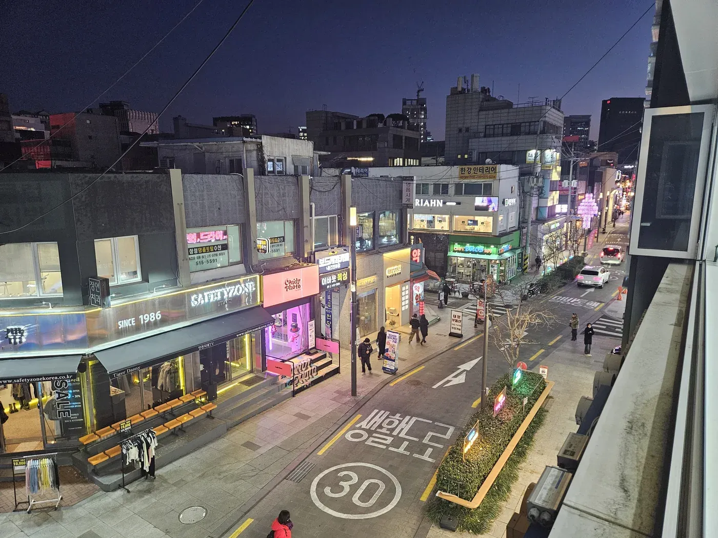 압구정로데오역 인근 거리 — 도보 1분 거리의 접근성